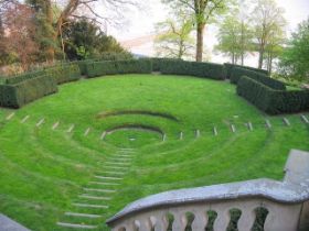 Rasen im römischen Garten.jpg